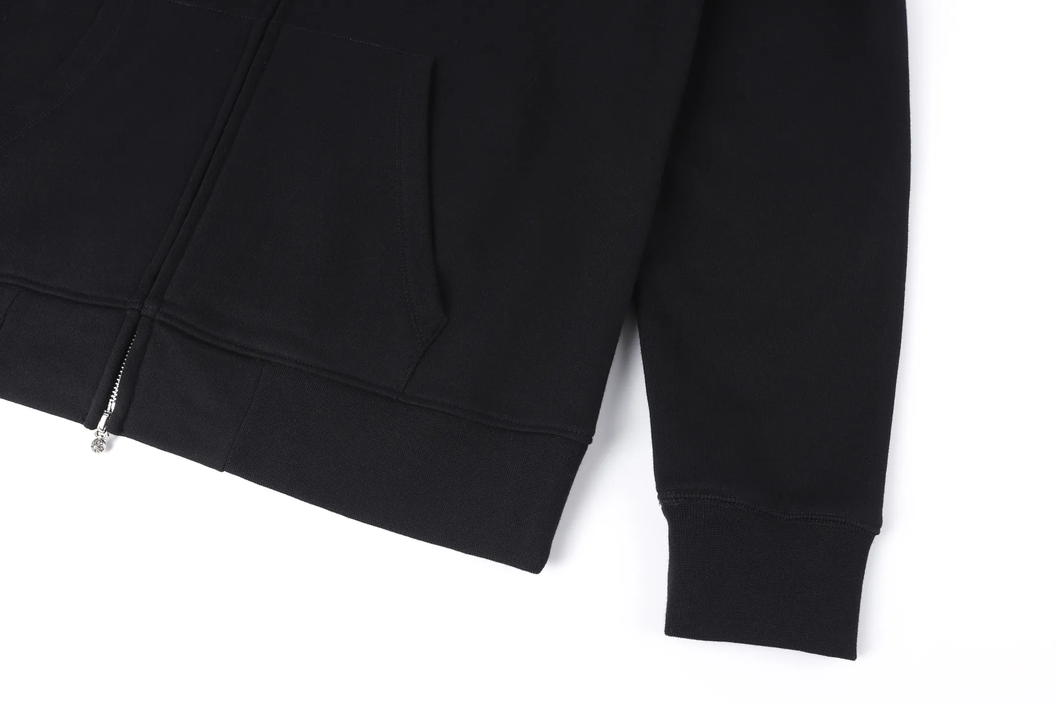 P480 Chrome Hearts 25SS solid color hooded embroidered letter sweatshirt ●Authentic product purchased and developed by 22939 ●420g 100% cotton combed cotton fabric ●440g 1*1 matching high-end fashion brand rib ●Fabric enzyme washing ●Imported embroidery ●Customized 1:1 leather strip ●Customized 1:1 nameplate ●Customized 1:1 zipper ●Customized 1:1 trademark ●Loose fit ●Size: S M L ●Model number: 2007/4B#20